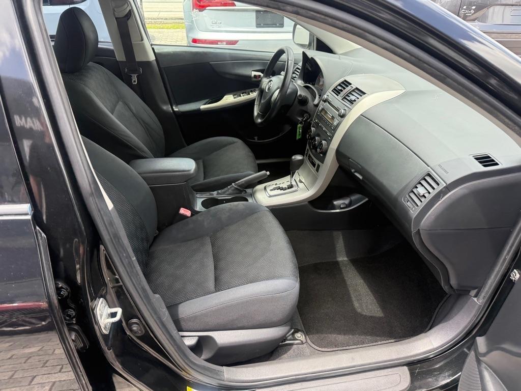 Toyota Corolla 4dr Sdn Man (Natl) 2010