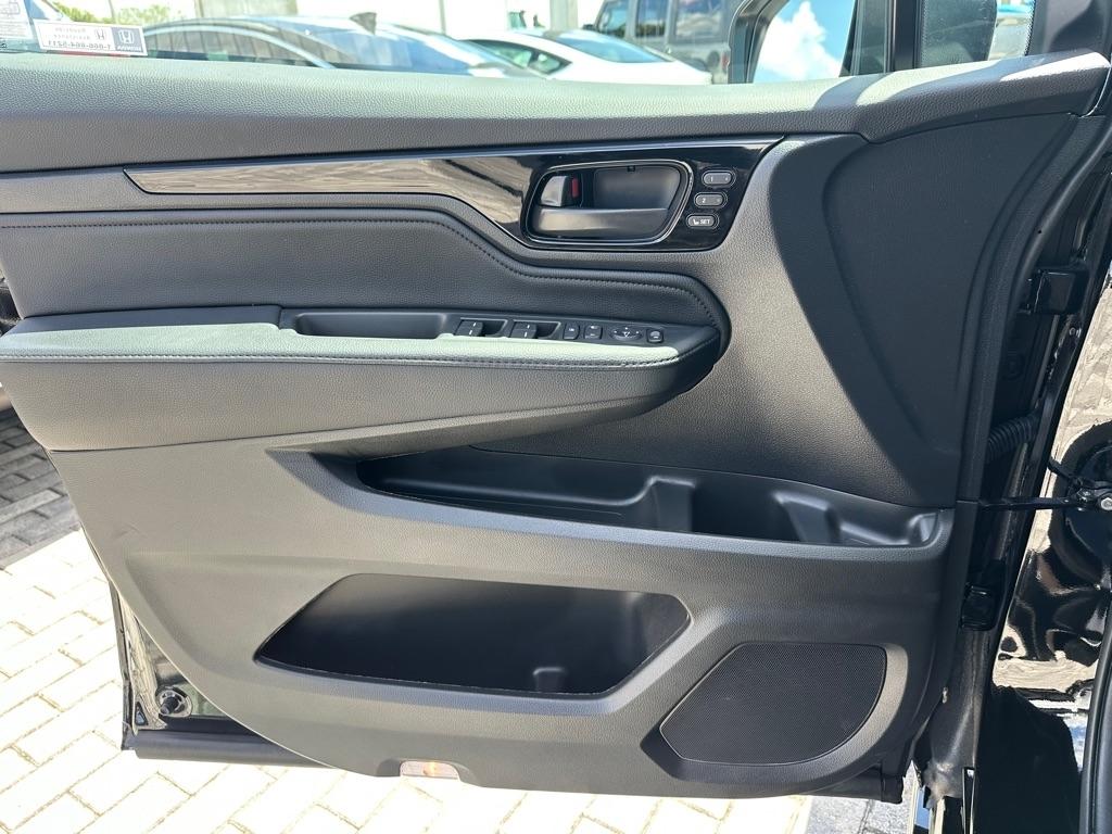 Honda Odyssey Touring Auto 2025