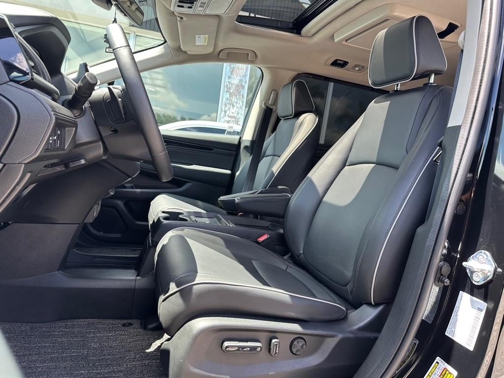 Honda Odyssey Touring Auto 2025