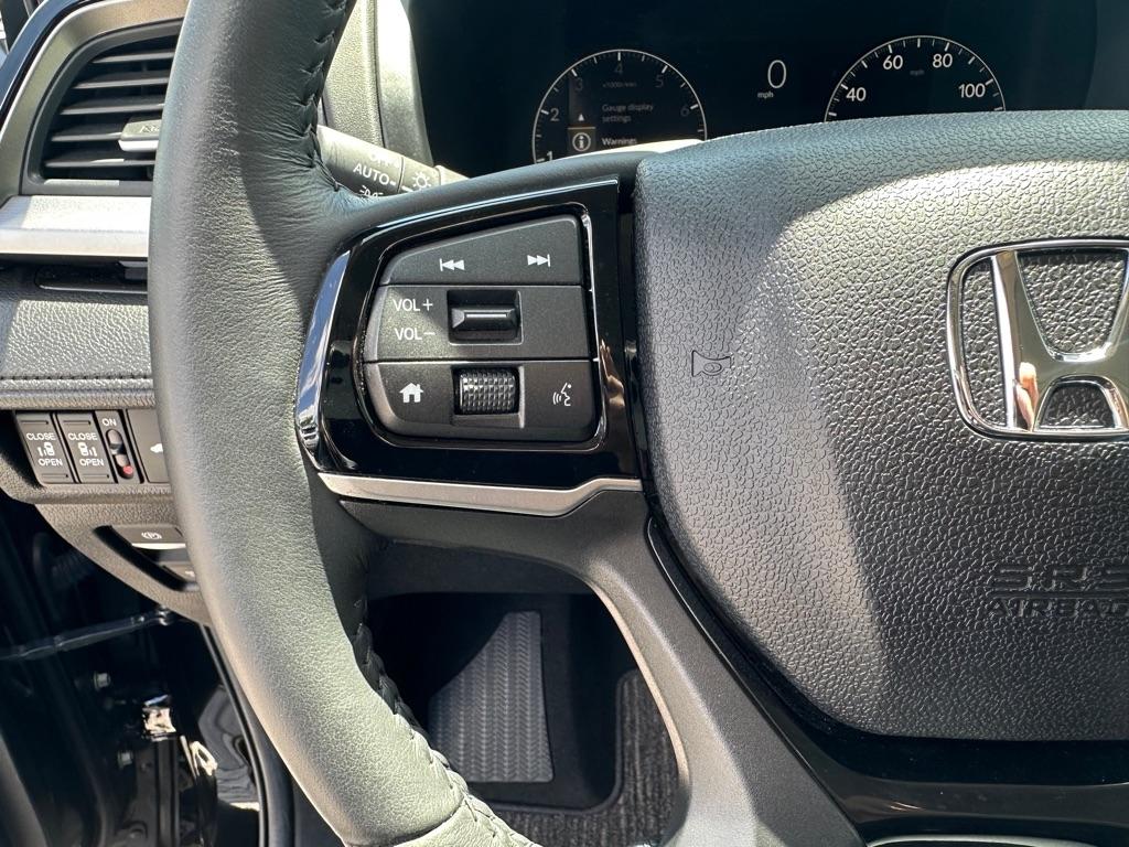 Honda Odyssey Touring Auto 2025