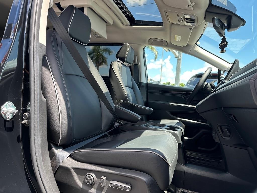 Honda Odyssey Touring Auto 2025