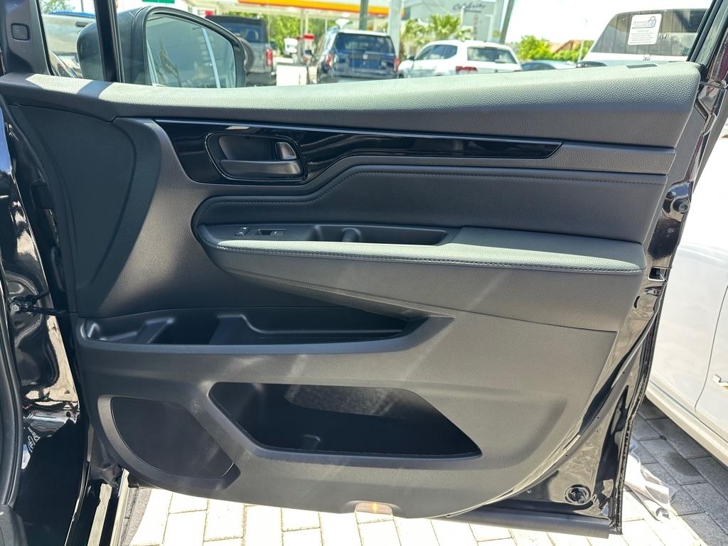Honda Odyssey Touring Auto 2025