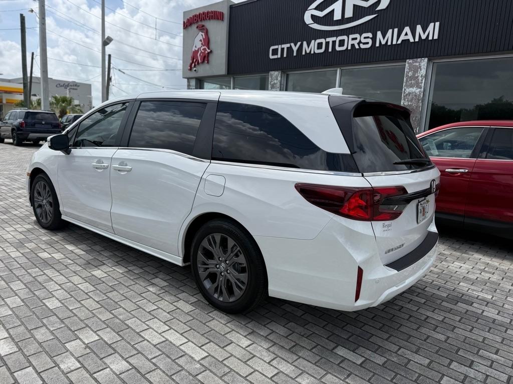 Honda Odyssey Touring Auto 2025