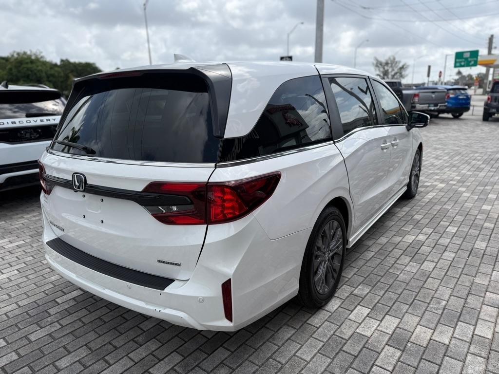 Honda Odyssey Touring Auto 2025