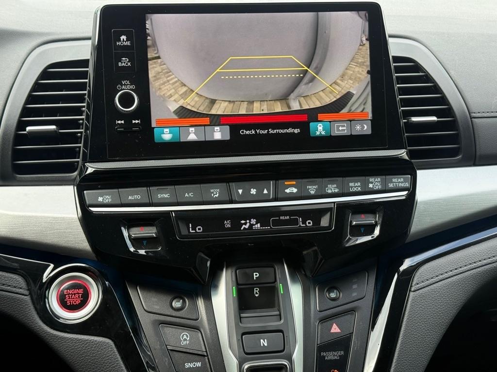 Honda Odyssey Touring Auto 2025