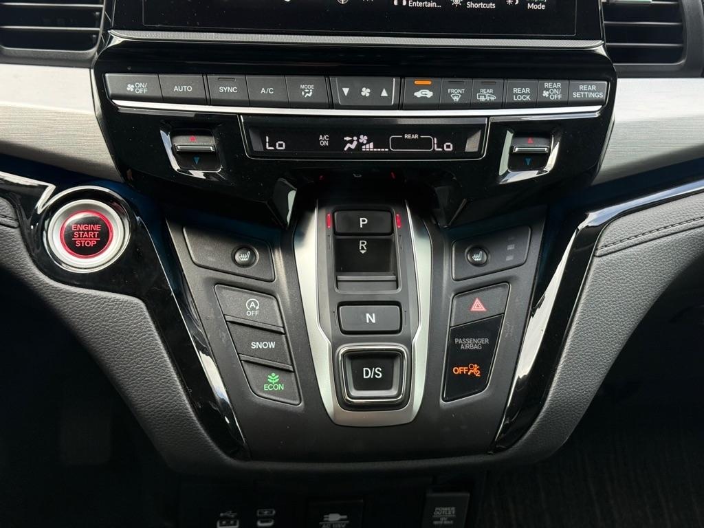 Honda Odyssey Touring Auto 2025