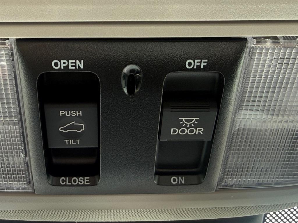 Honda Odyssey Touring Auto 2025