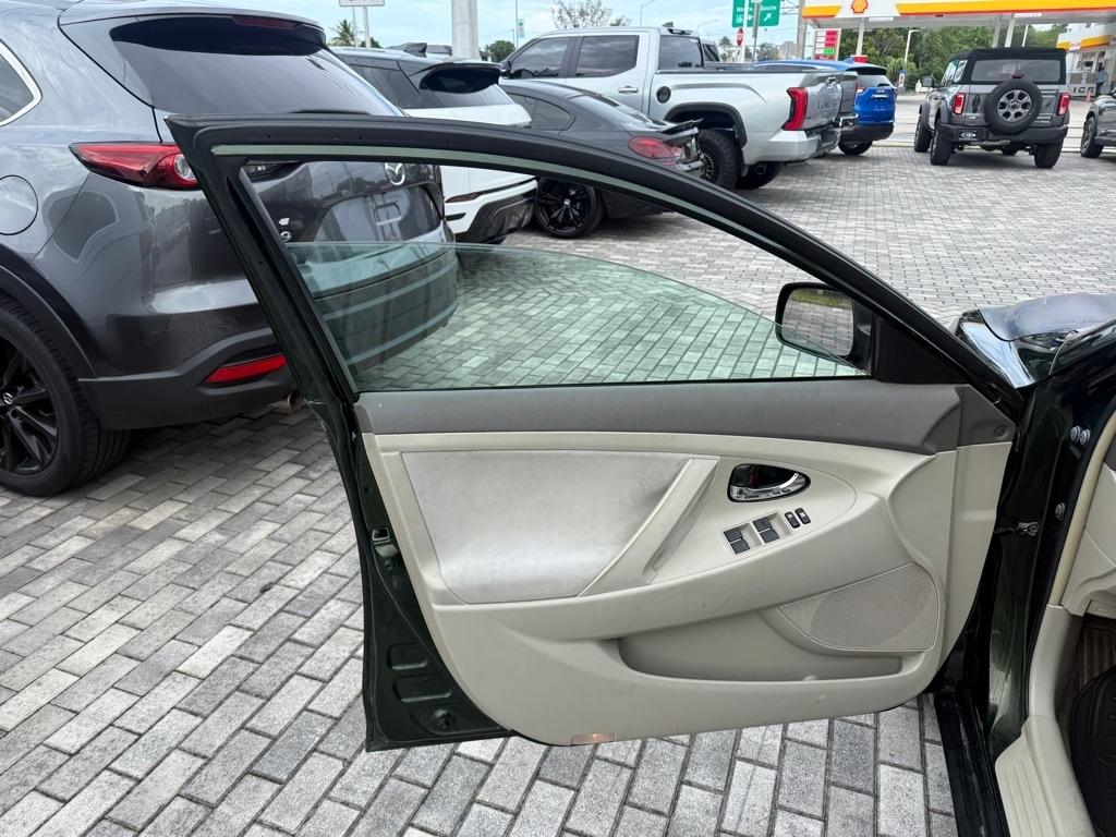 Toyota Camry 4dr Sdn I4 Man (Natl) 2010