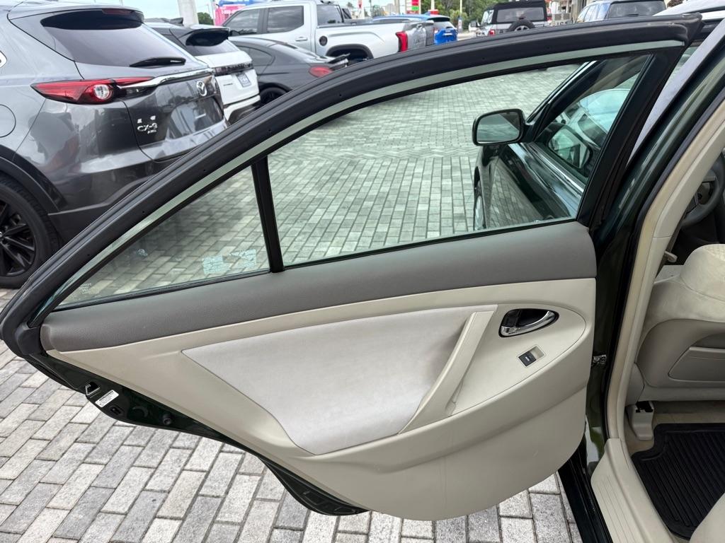 Toyota Camry 4dr Sdn I4 Man (Natl) 2010