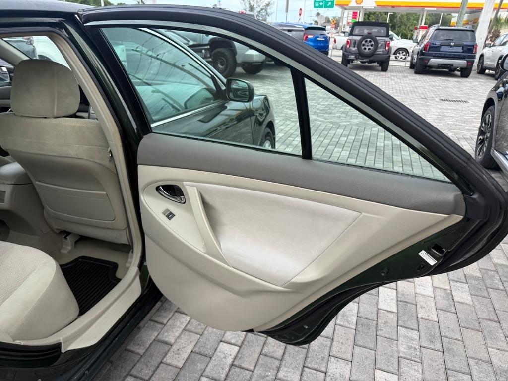 Toyota Camry 4dr Sdn I4 Man (Natl) 2010