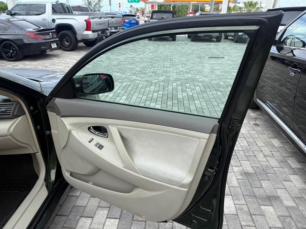 Toyota Camry 4dr Sdn I4 Man (Natl) 2010