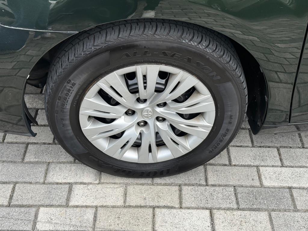 Toyota Camry 4dr Sdn I4 Man (Natl) 2010