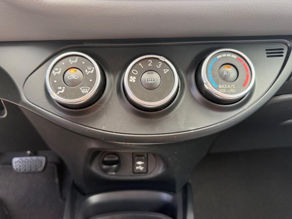 Toyota Yaris 5dr Liftback Auto L (Natl) 2015