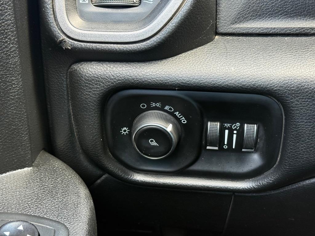 RAM 2500 Tradesman 4x4 Crew Cab 6'4" Box 2020