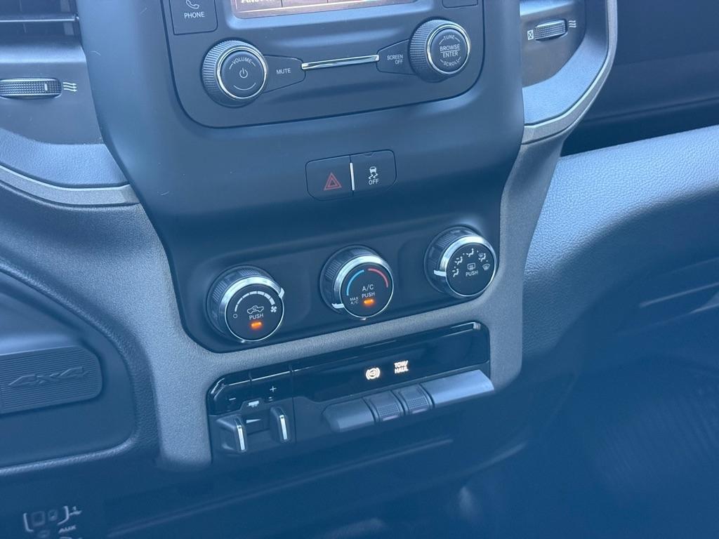 RAM 2500 Tradesman 4x4 Crew Cab 6'4" Box 2024