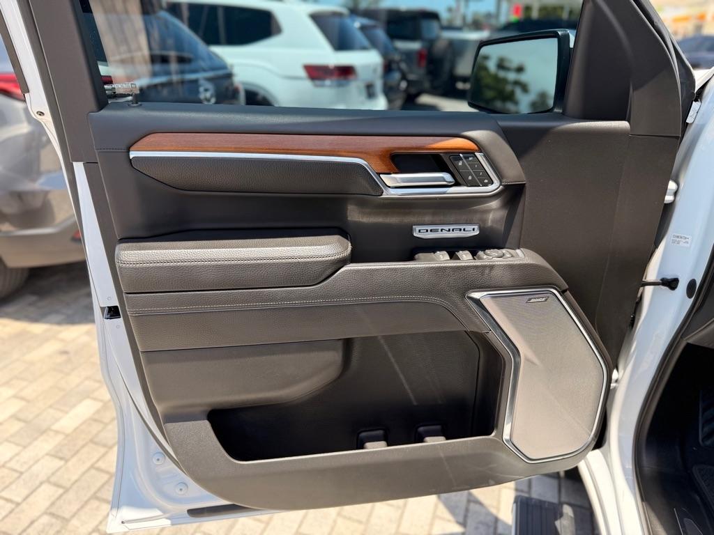 GMC Sierra 1500 4WD Crew Cab 147" Denali 2023