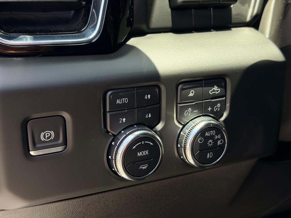 GMC Sierra 1500 4WD Crew Cab 147" Denali 2023