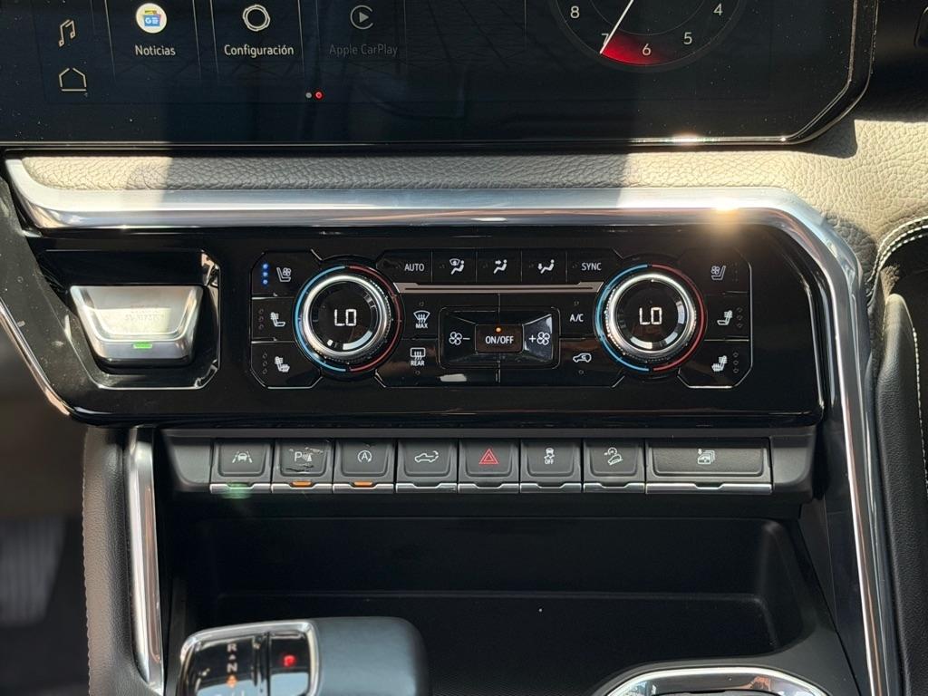 GMC Sierra 1500 4WD Crew Cab 147" Denali 2023
