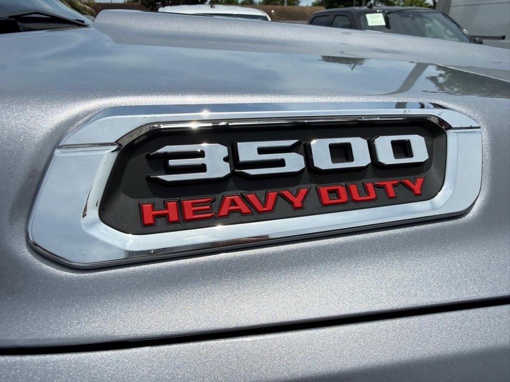 RAM 3500 Tradesman 4x4 Crew Cab 8' Box 2024