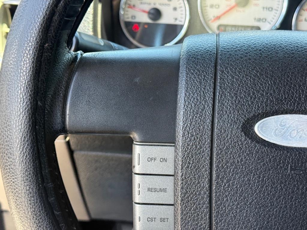 Ford F-150 Supercab 133" Lariat 2005