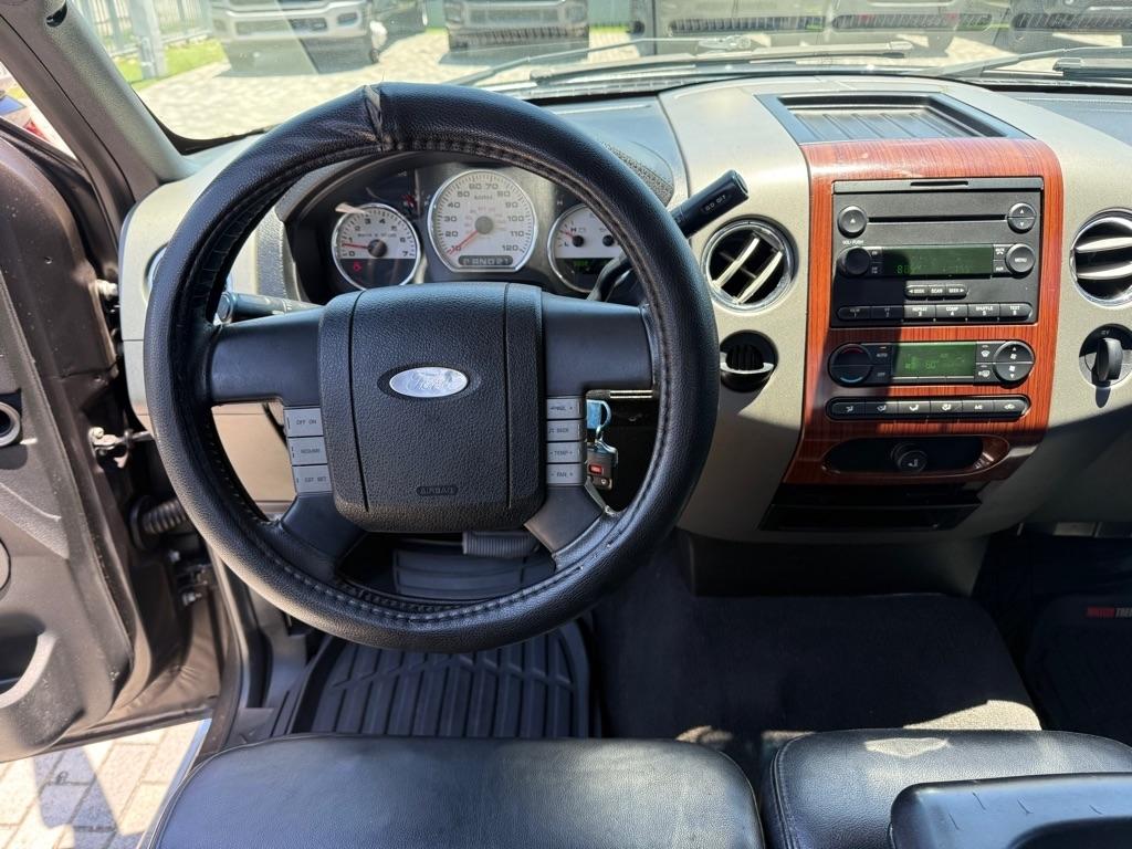 Ford F-150 Supercab 133" Lariat 2005