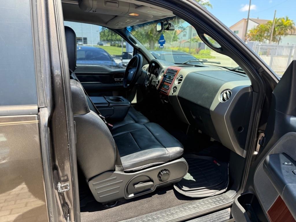 Ford F-150 Supercab 133" Lariat 2005