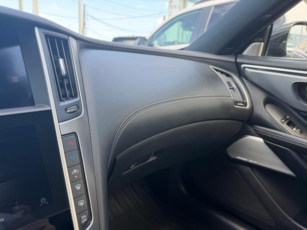 Infiniti Q60 LUXE RWD 2022