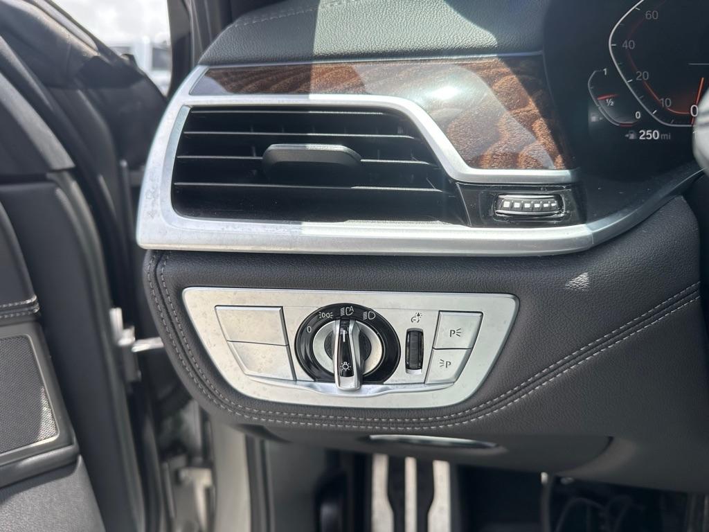 BMW 7 Series 740i Sedan 2021
