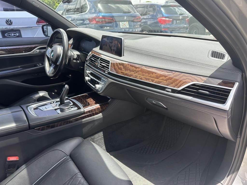 BMW 7 Series 740i Sedan 2021