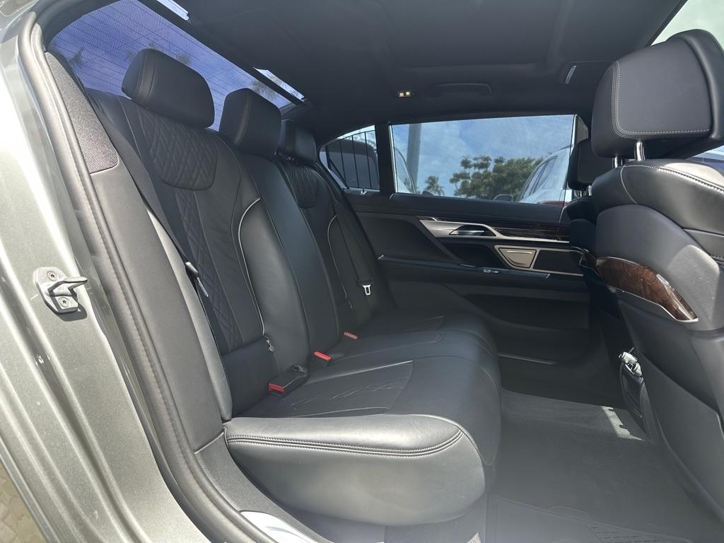 BMW 7 Series 740i Sedan 2021