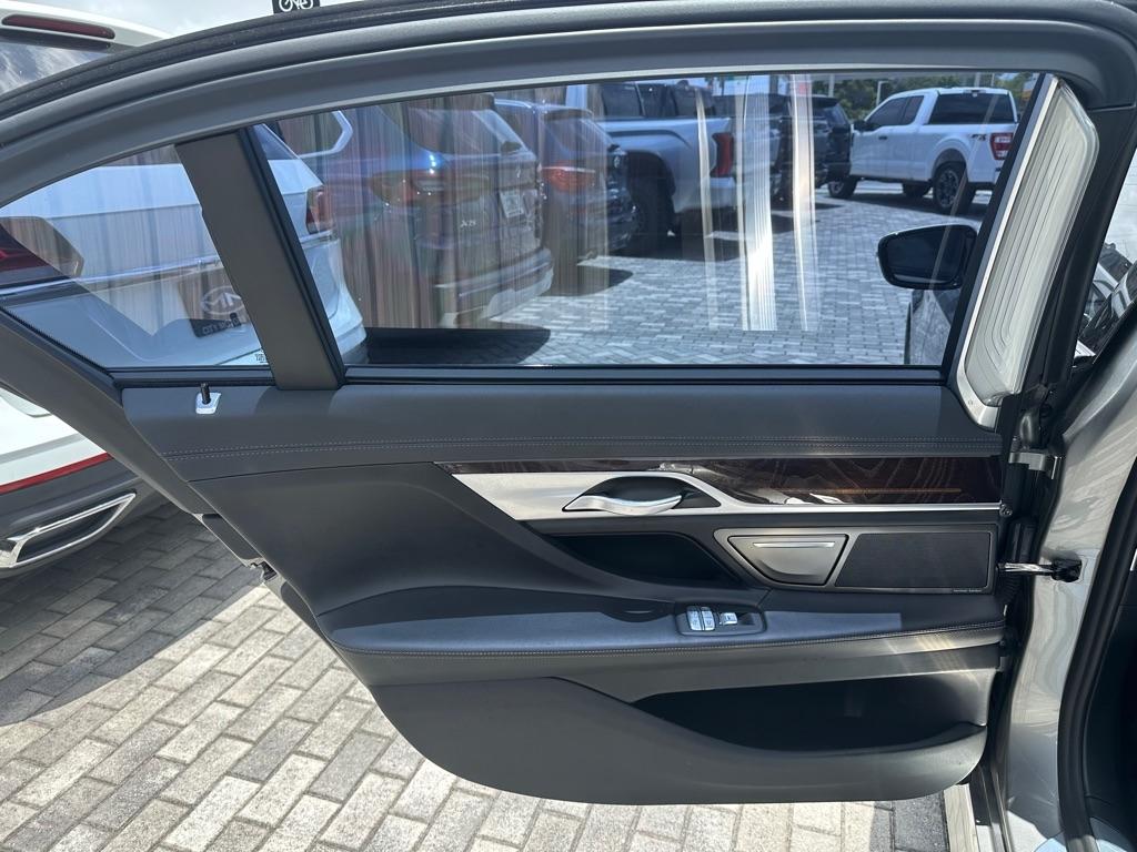 BMW 7 Series 740i Sedan 2021