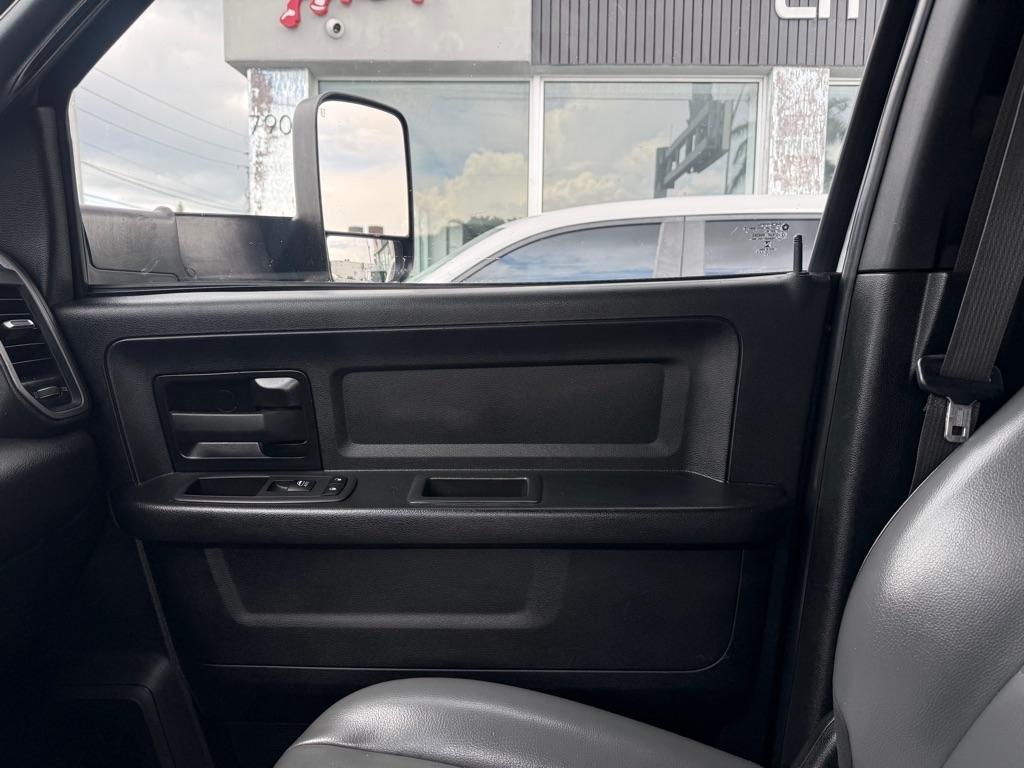 RAM 3500 Tradesman 4x4 Crew Cab 8' Box 2022