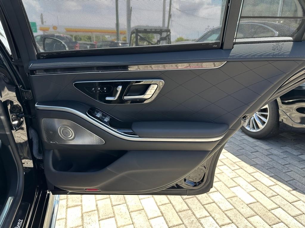Mercedes-Benz S-Class photo 28