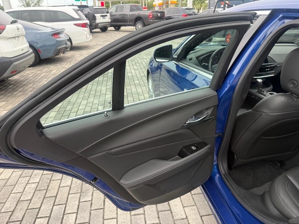 Cadillac CT4 4dr Sdn Luxury 2023
