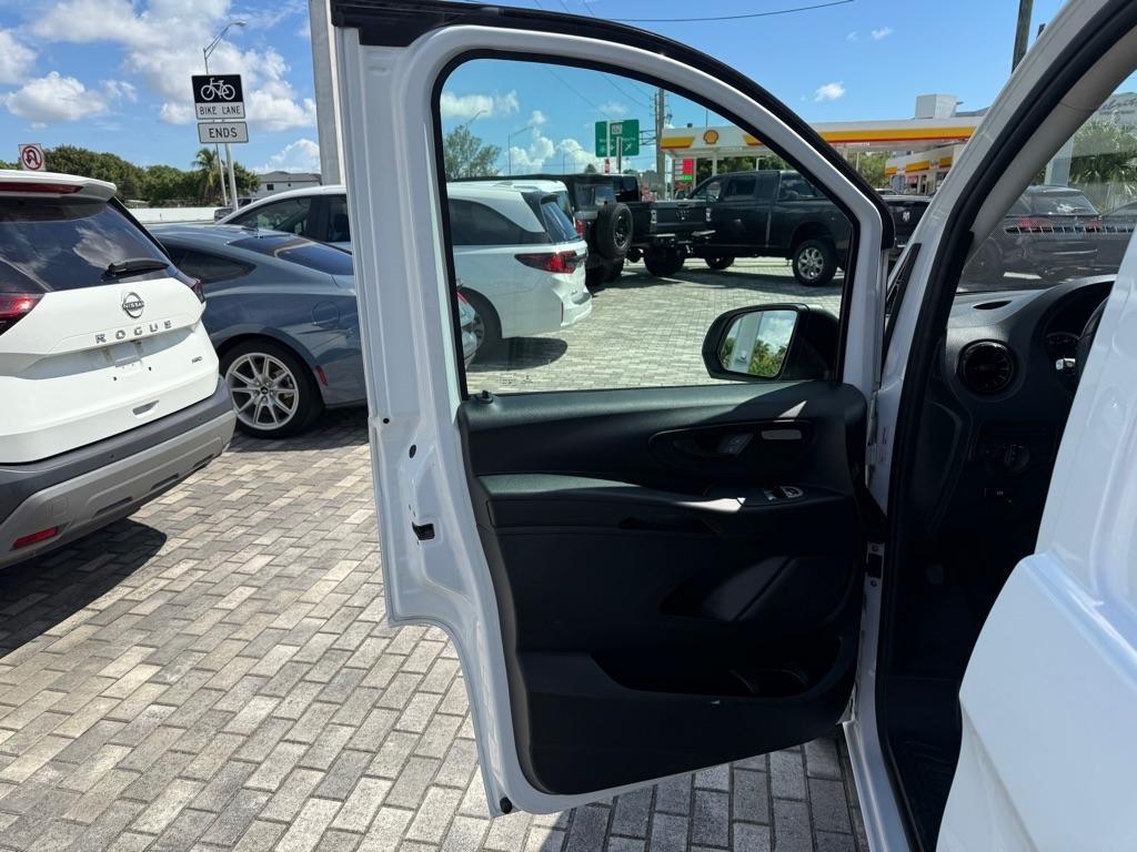 Mercedes-Benz Metris Cargo Van Standard Roof 135" Wheelbase 2022