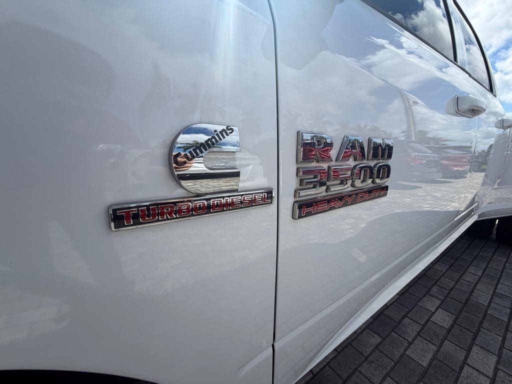 RAM 3500 Tradesman 4x4 Crew Cab 8' Box 2017