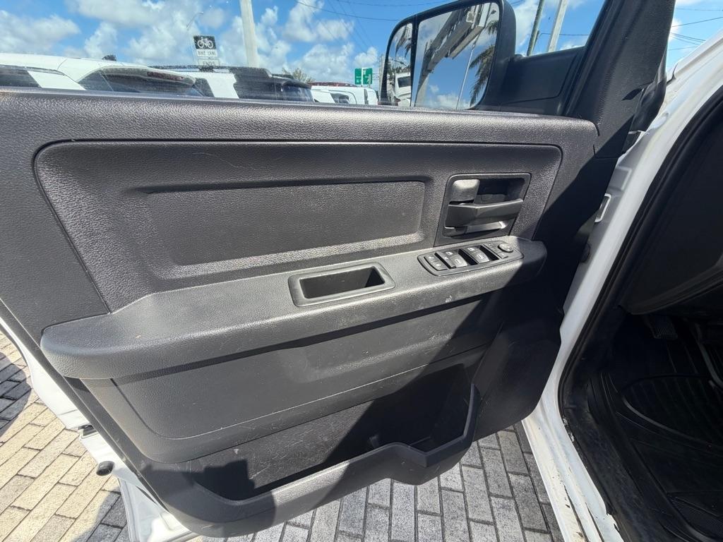RAM 3500 Tradesman 4x4 Crew Cab 8' Box 2017