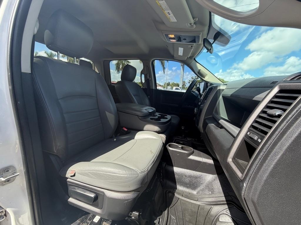 RAM 3500 Tradesman 4x4 Crew Cab 8' Box 2017