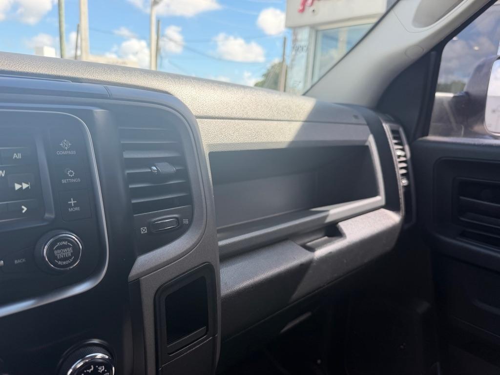 RAM 3500 Tradesman 4x4 Crew Cab 8' Box 2017