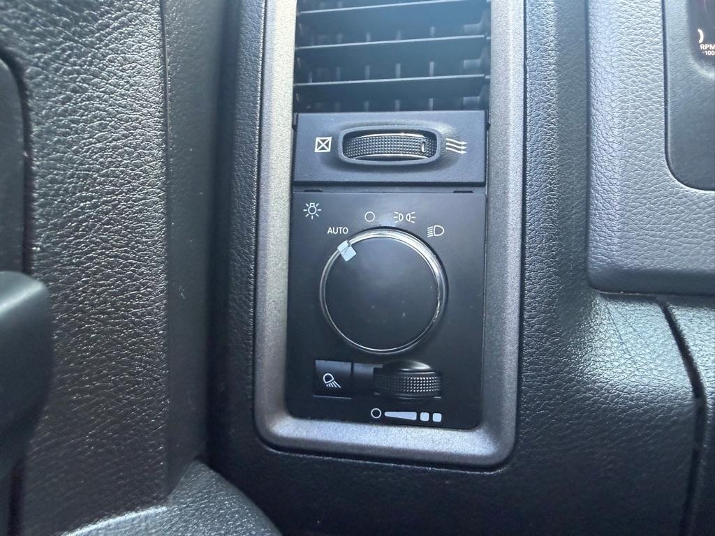 RAM 3500 Tradesman 4x4 Crew Cab 8' Box 2017
