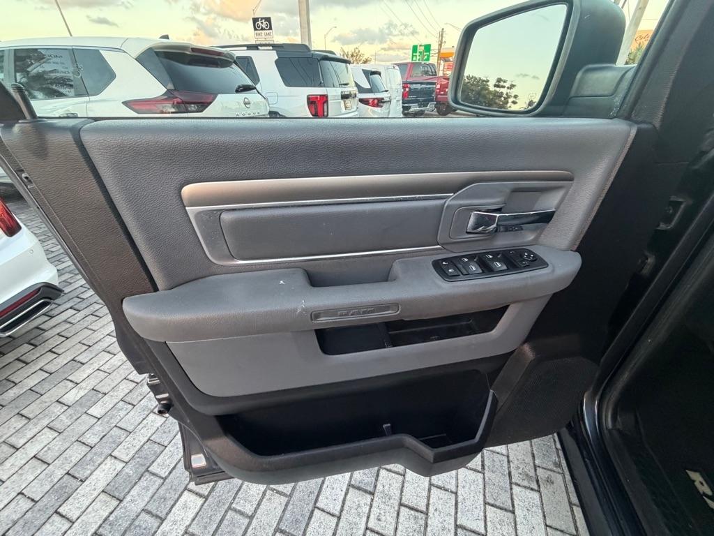 RAM 1500 2WD Quad Cab 140.5" SLT 2015