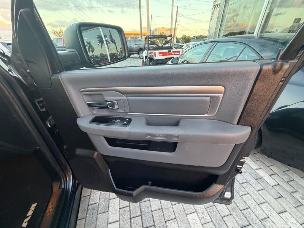 RAM 1500 2WD Quad Cab 140.5" SLT 2015