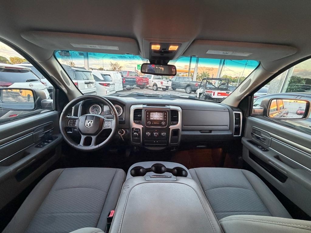RAM 1500 2WD Quad Cab 140.5" SLT 2015