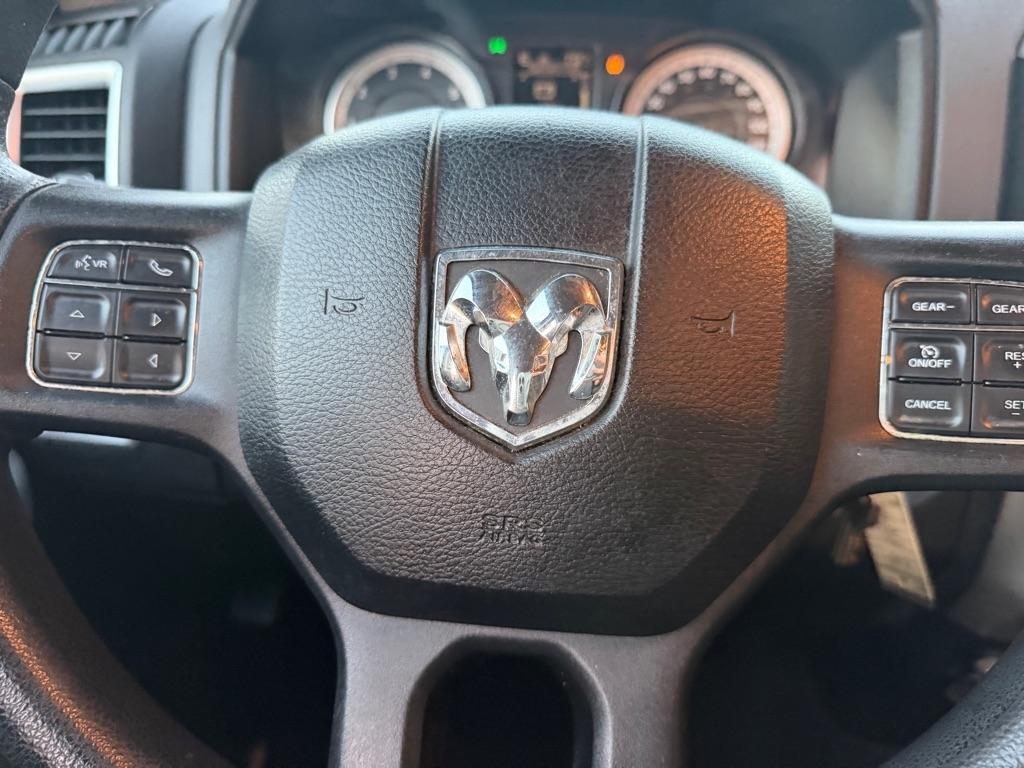 RAM 1500 2WD Quad Cab 140.5" SLT 2015