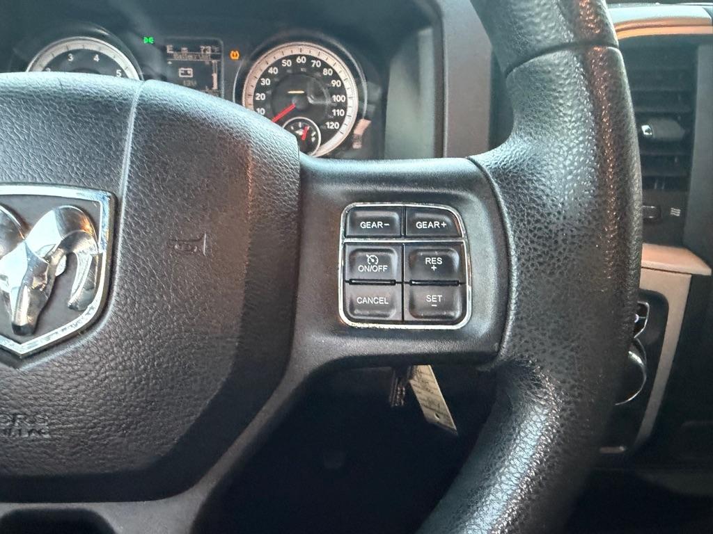 RAM 1500 2WD Quad Cab 140.5" SLT 2015