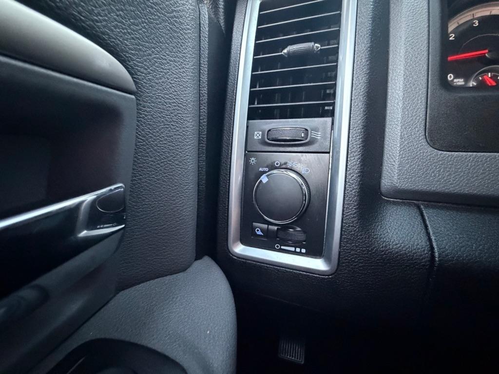 RAM 1500 2WD Quad Cab 140.5" SLT 2015