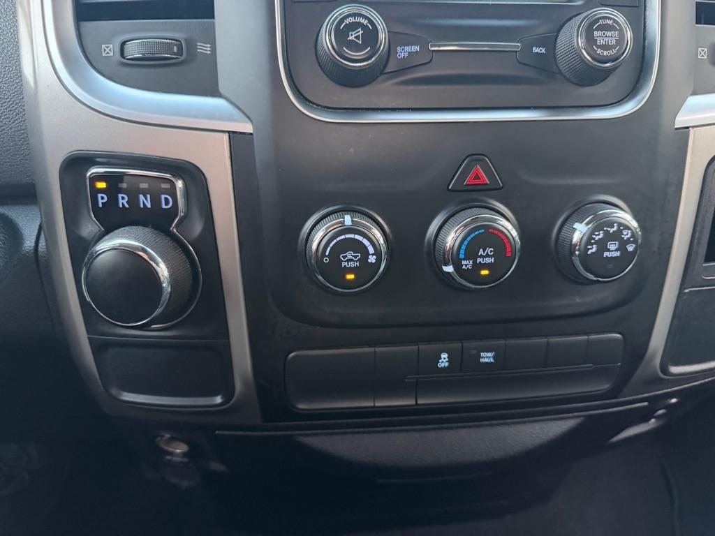 RAM 1500 2WD Quad Cab 140.5" SLT 2015