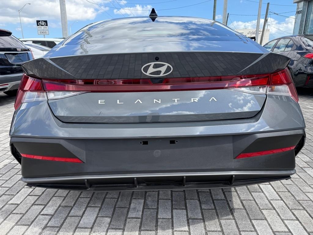 Hyundai Elantra SE Sedan 2026