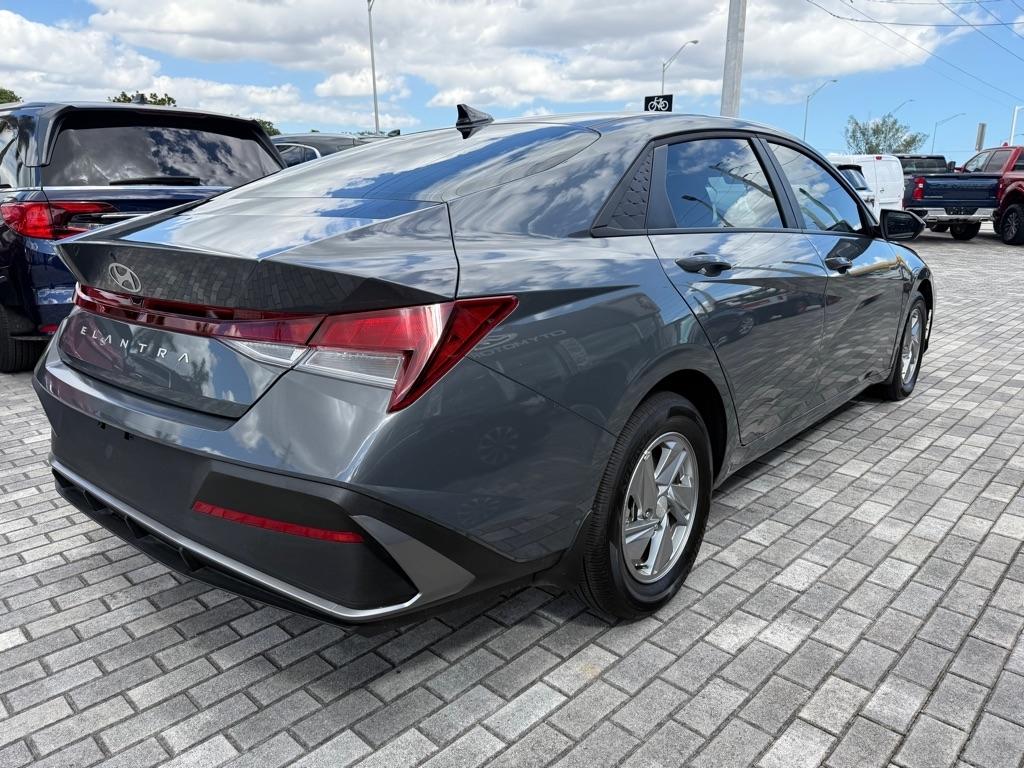 Hyundai Elantra SE Sedan 2026