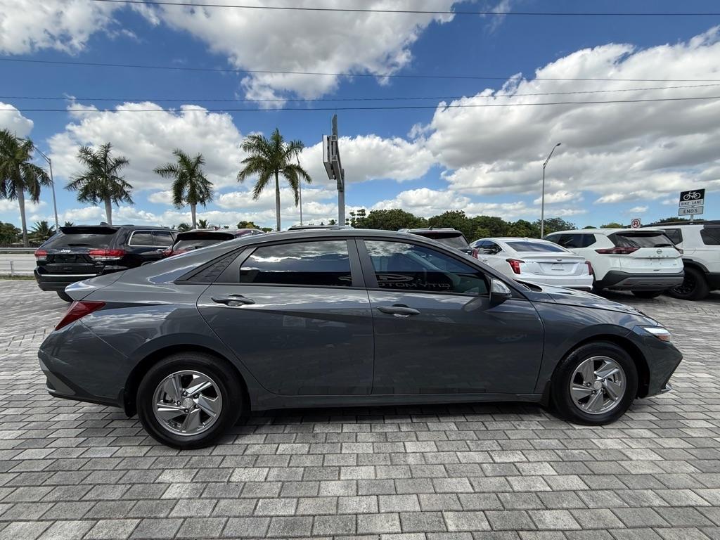 Hyundai Elantra SE Sedan 2026